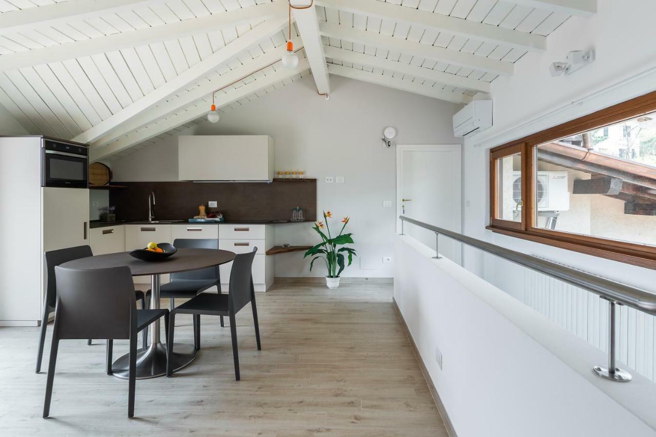 Apartament Mansarda I Cipressi Lenno Zewnętrze zdjęcie