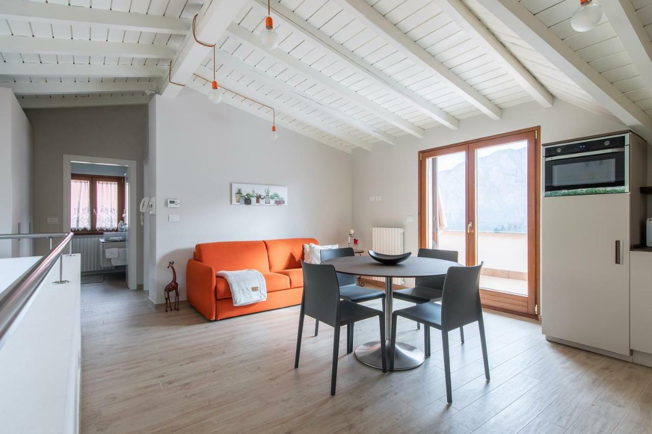 Apartament Mansarda I Cipressi Lenno Zewnętrze zdjęcie