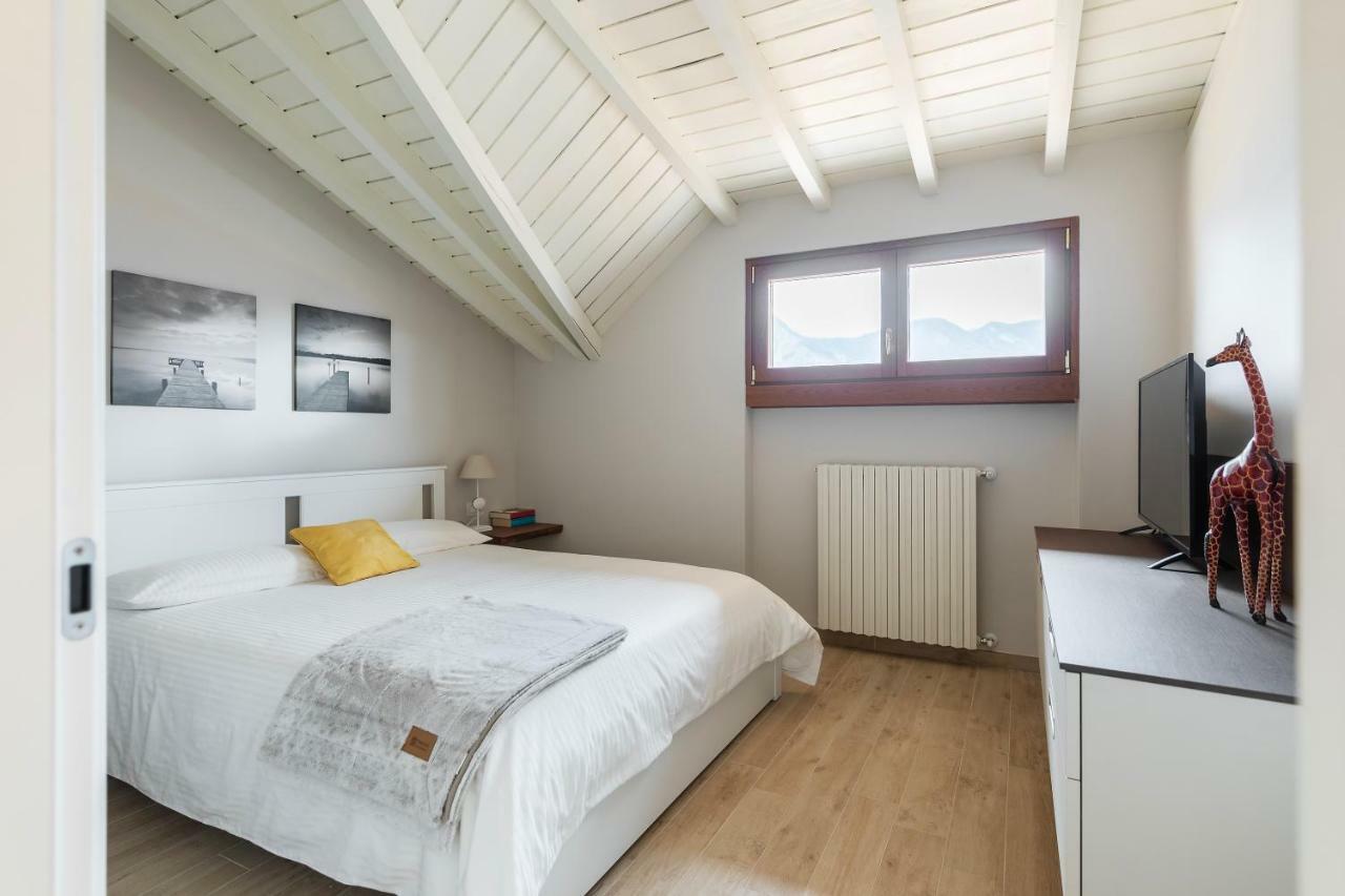 Apartament Mansarda I Cipressi Lenno Zewnętrze zdjęcie